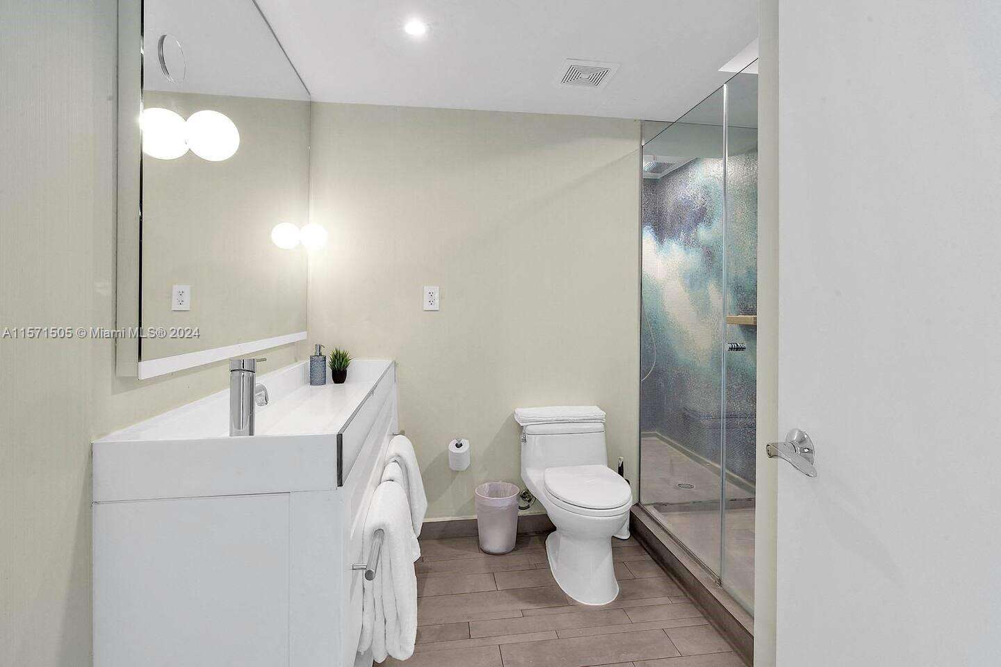 Mondrian Unit #906 | Picture 14