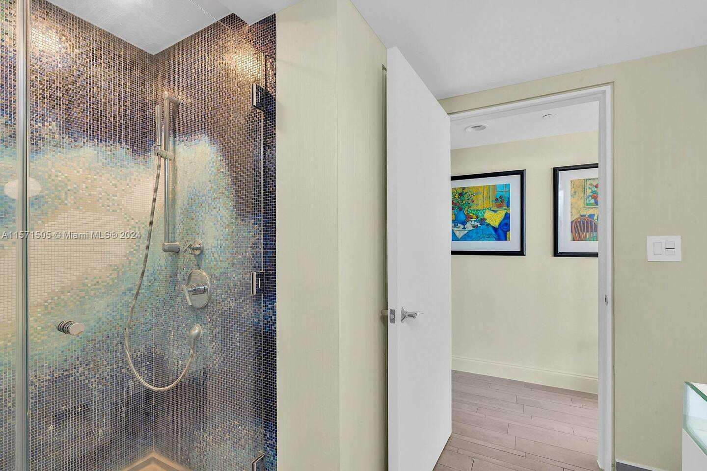 Mondrian Unit #906 | Picture 15