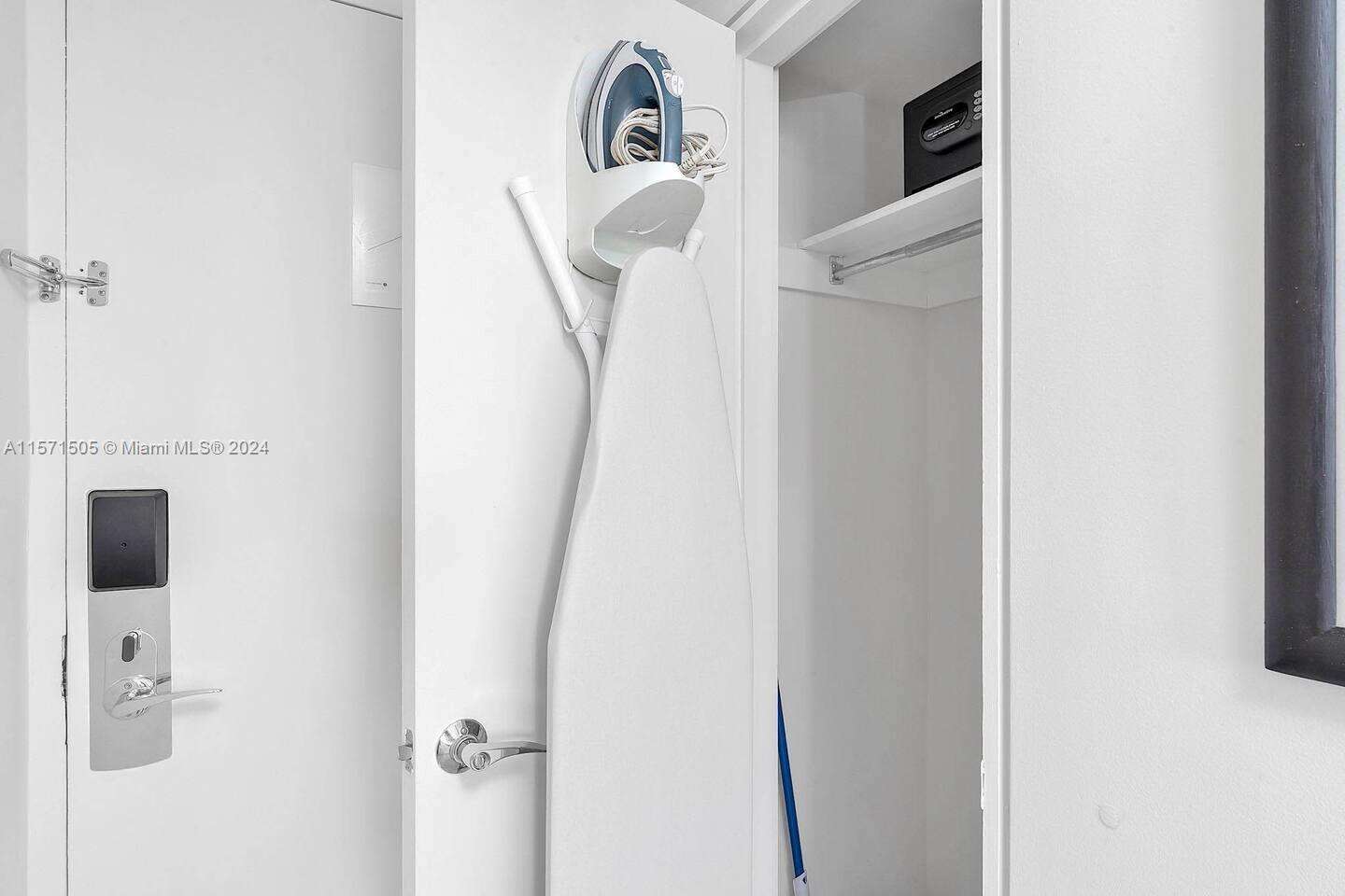 Mondrian Unit #906 | Picture 17