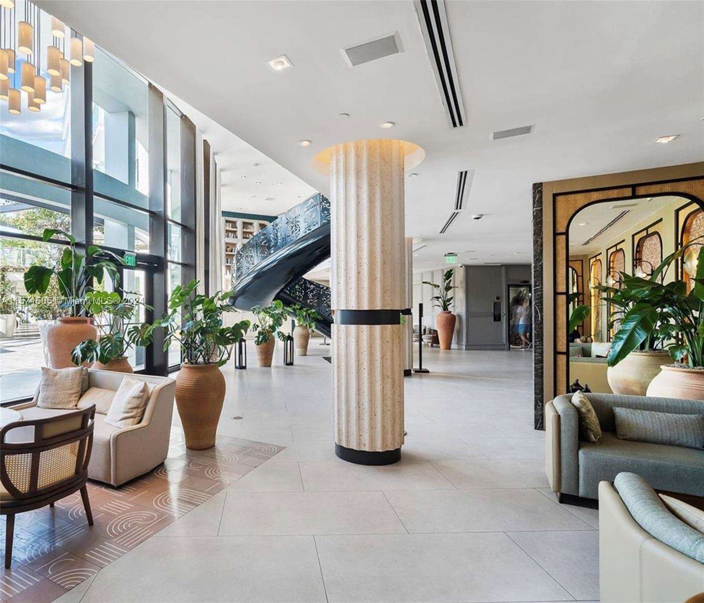 Mondrian Unit #906 | Picture 32