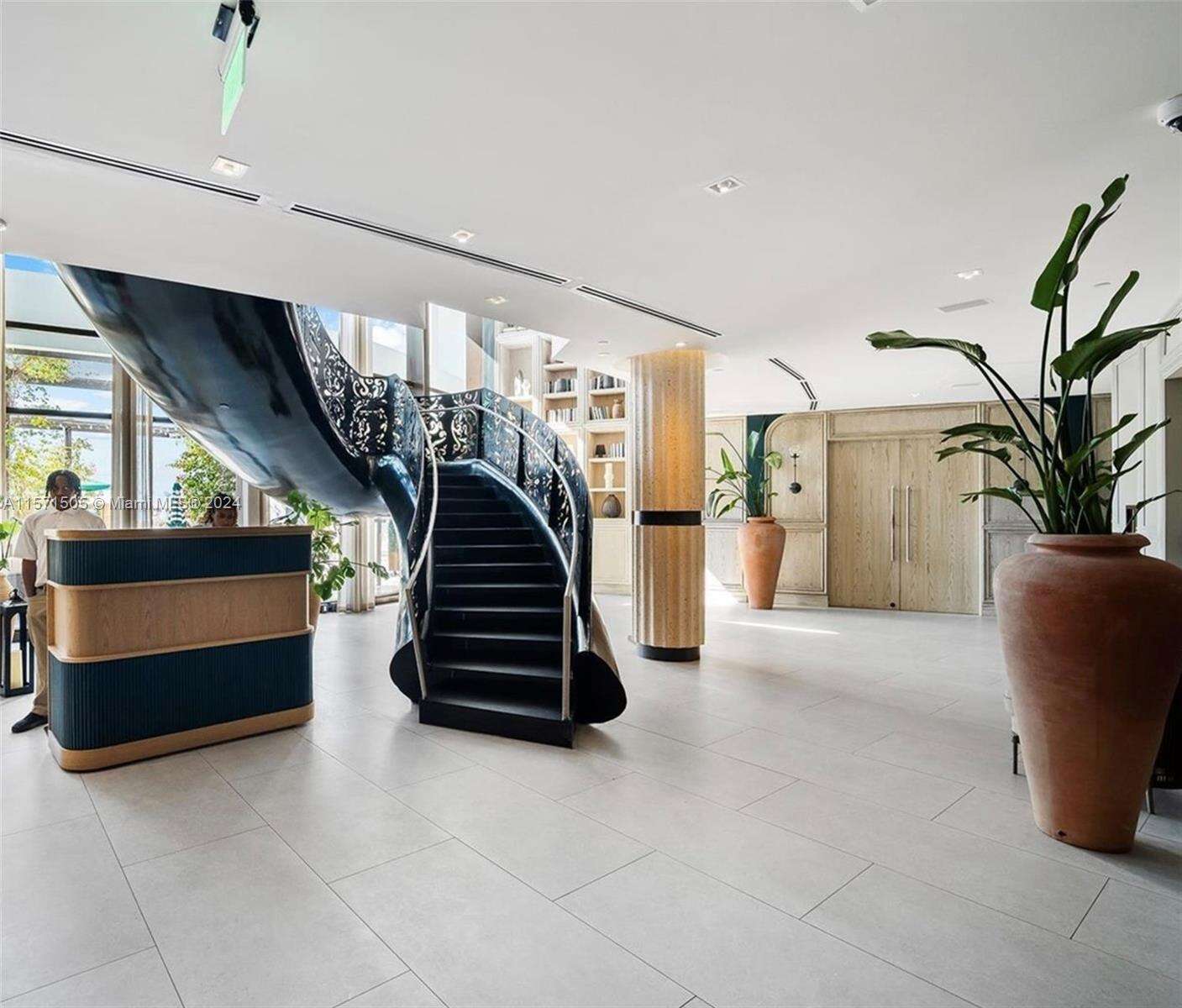 Mondrian Unit #906 | Picture 33