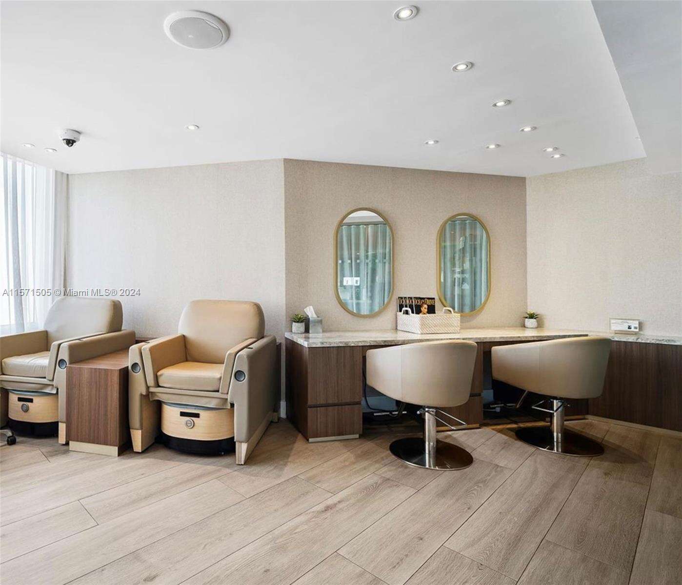 Mondrian Unit #906 | Picture 40