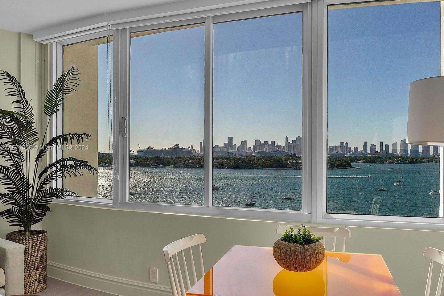 Mondrian Unit #906 | Picture 5