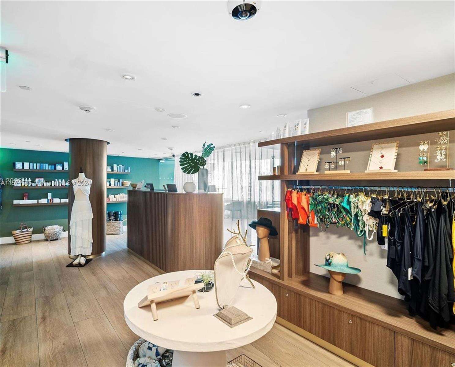 Mondrian Unit #906 | Picture 42