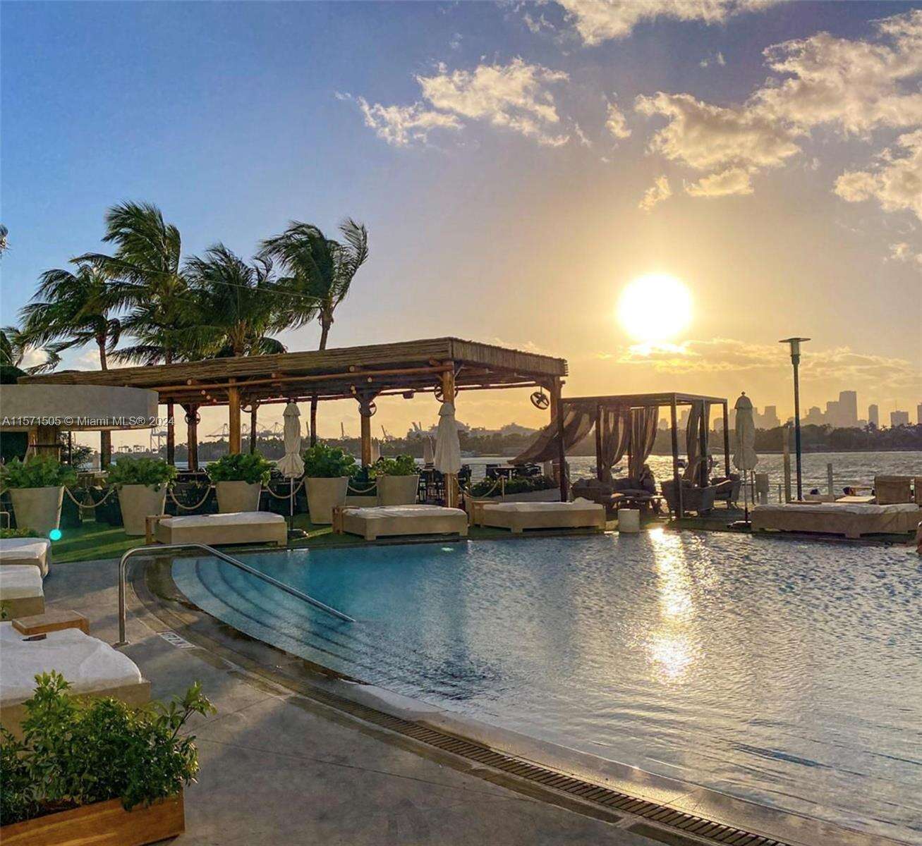 Mondrian Unit #906 | Picture 43