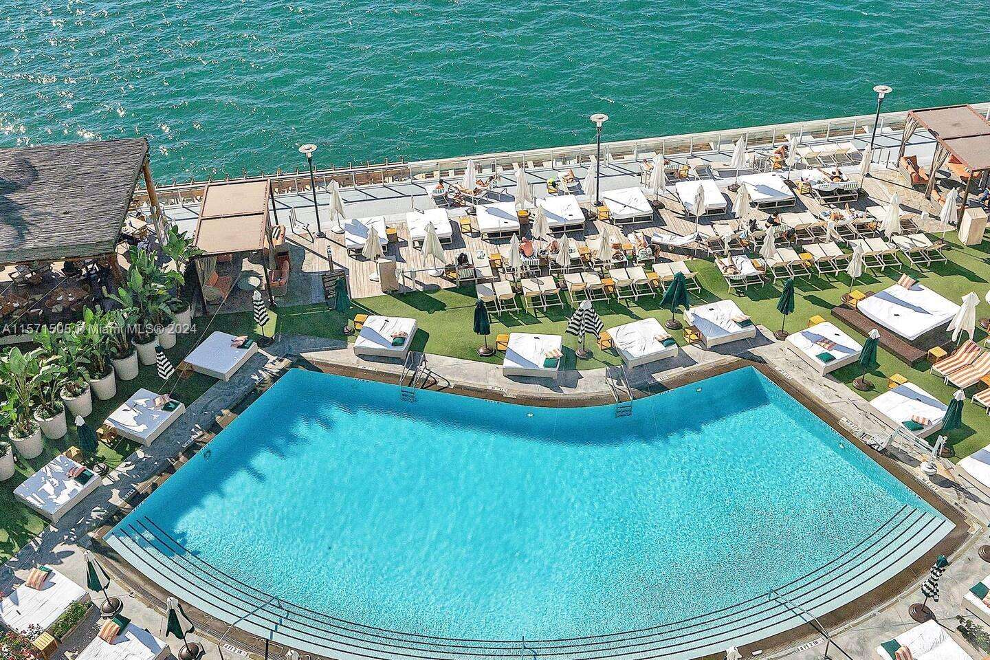 Mondrian Unit #906 | Picture 44