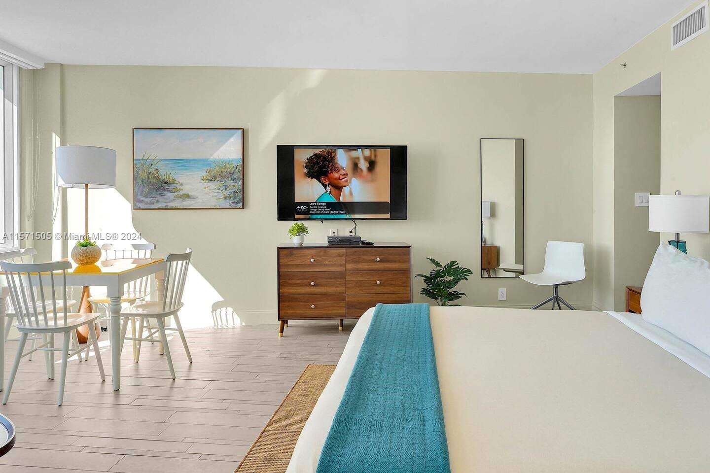 Mondrian Unit #906 | Picture 9