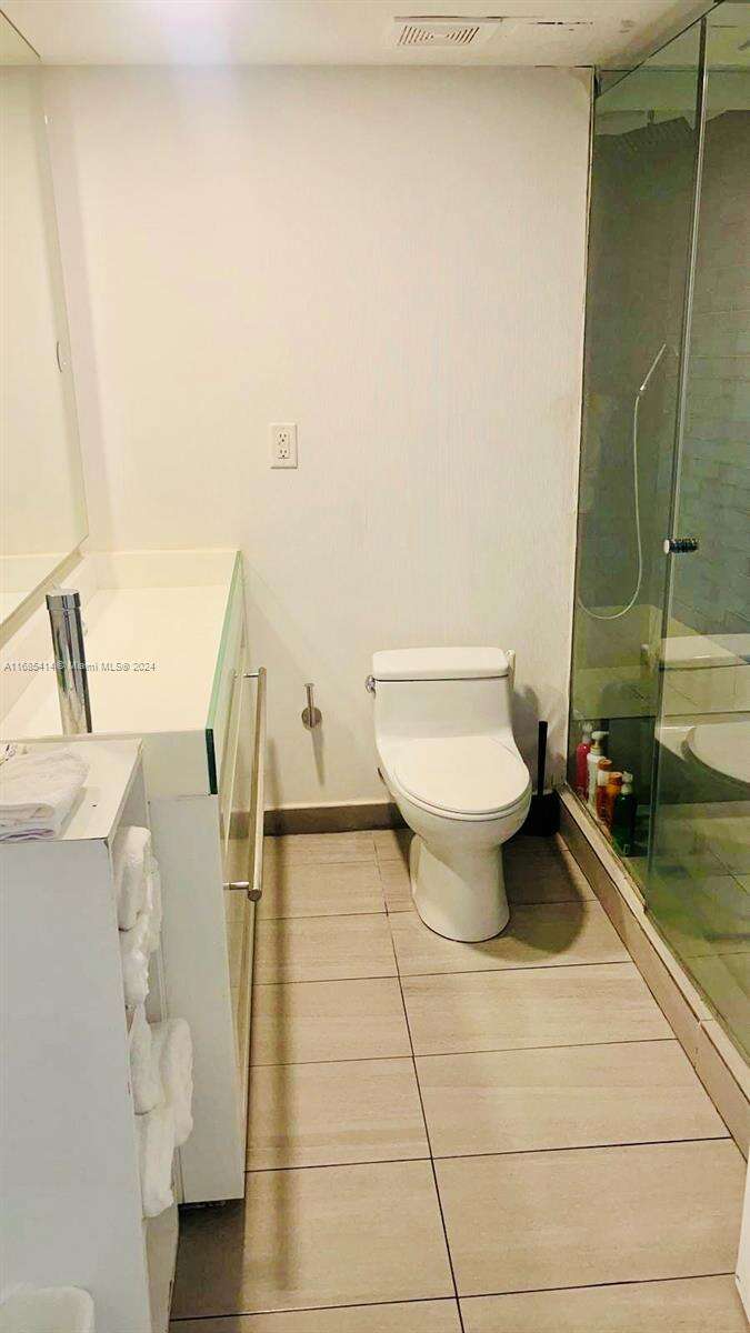 Mondrian Unit #822 | Picture 8