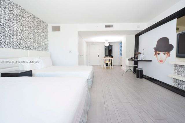 Mondrian Unit #425 | Picture 3