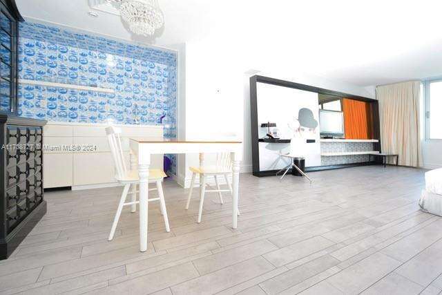 Mondrian Unit #425 | Picture 4