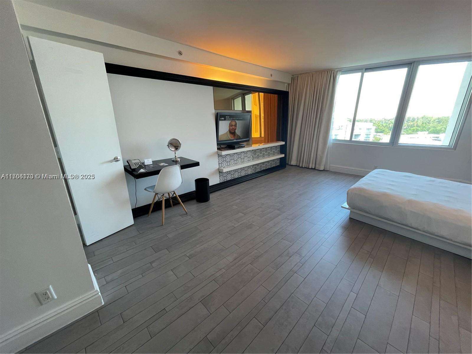 Mondrian Unit #807 | Picture 4