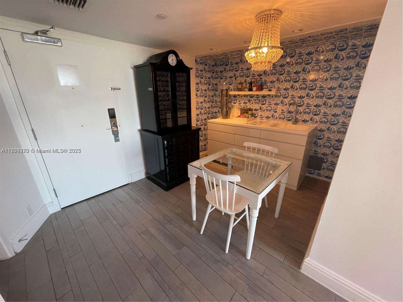 Mondrian Unit #807 | Picture 6