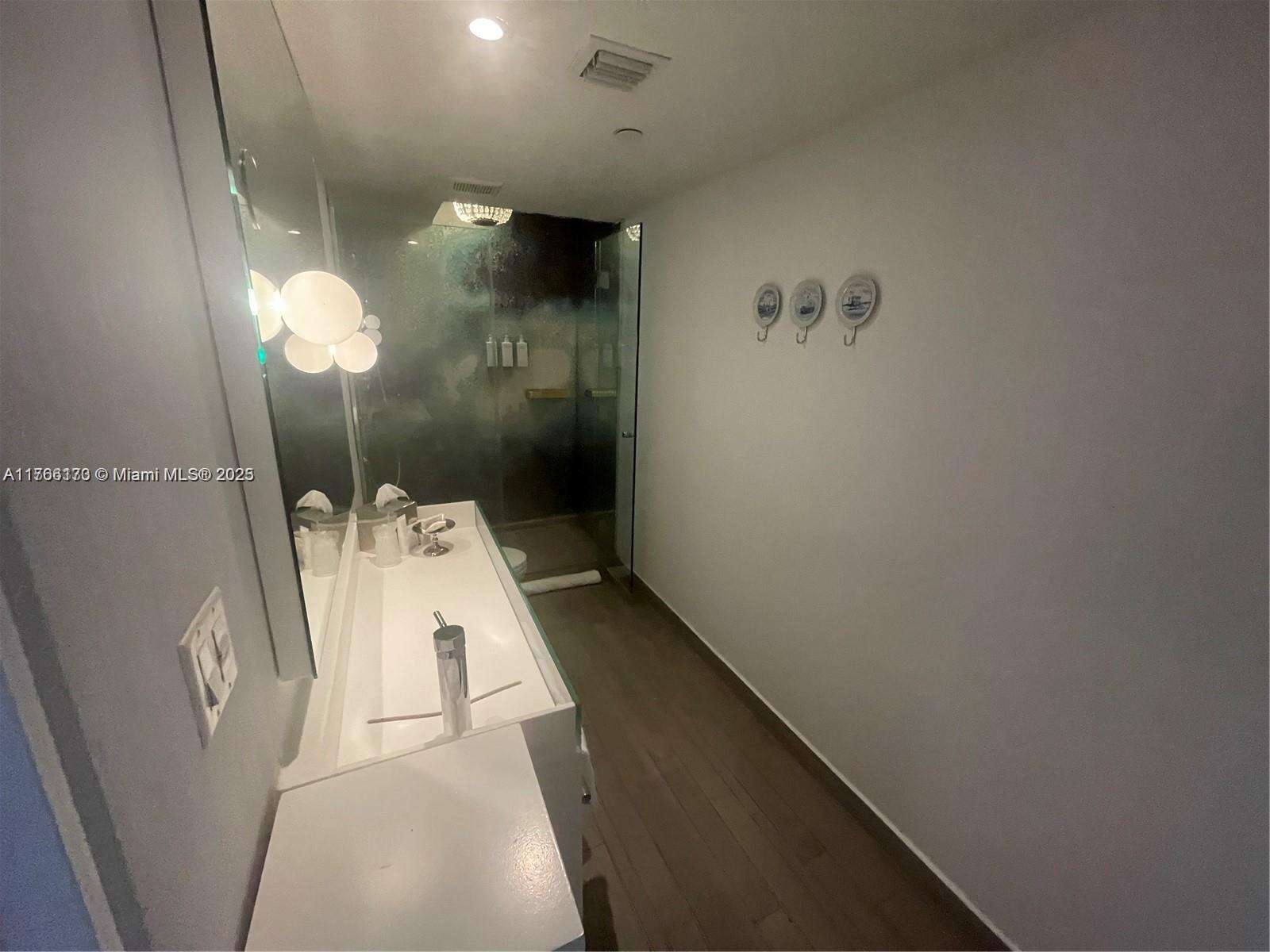 Mondrian Unit #807 | Picture 7