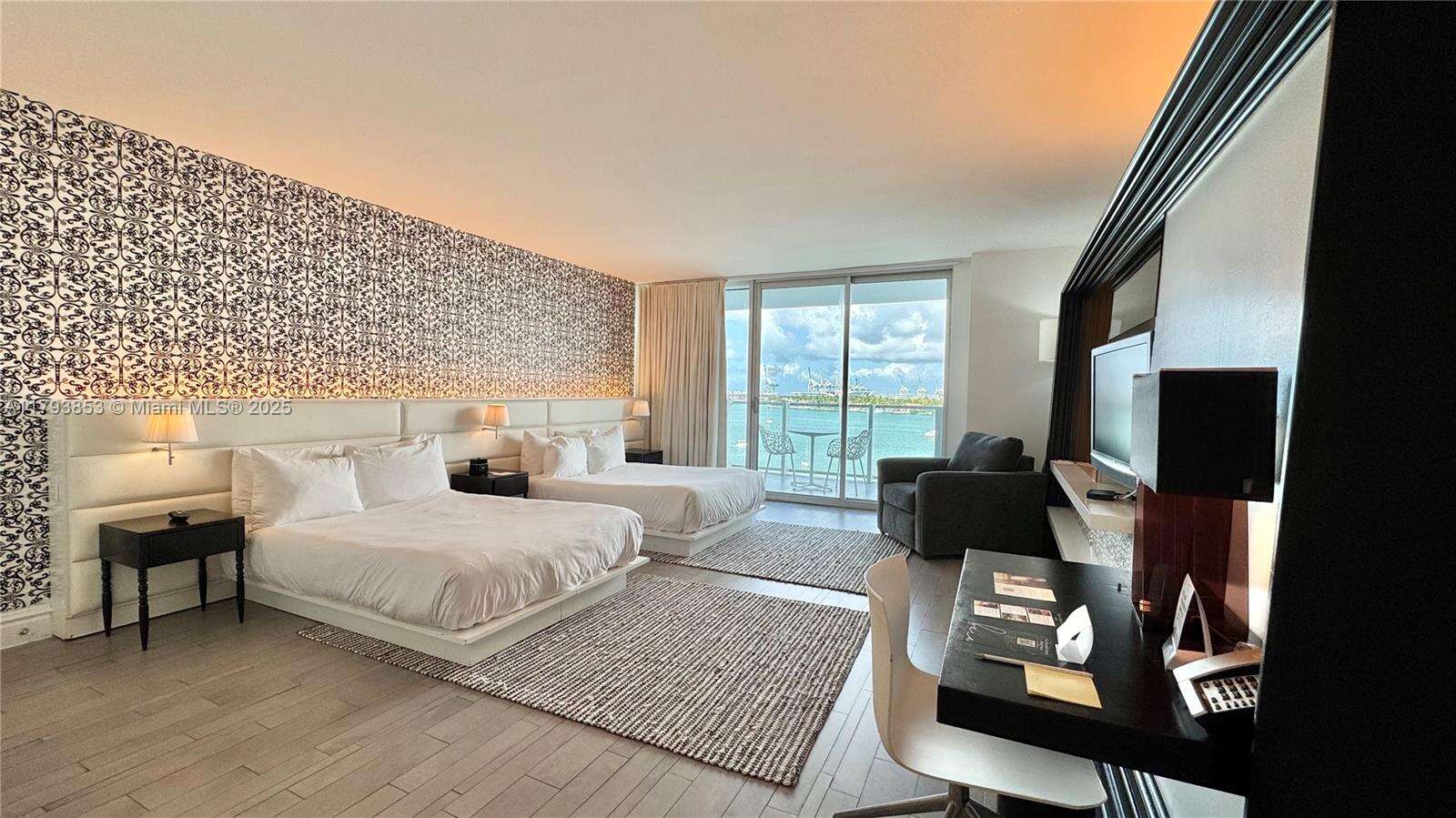 Mondrian Unit #812 | Picture 2