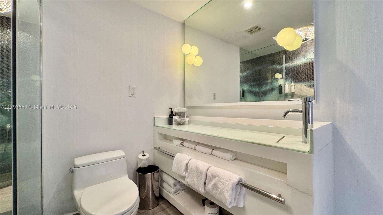 Mondrian Unit #812 | Picture 11