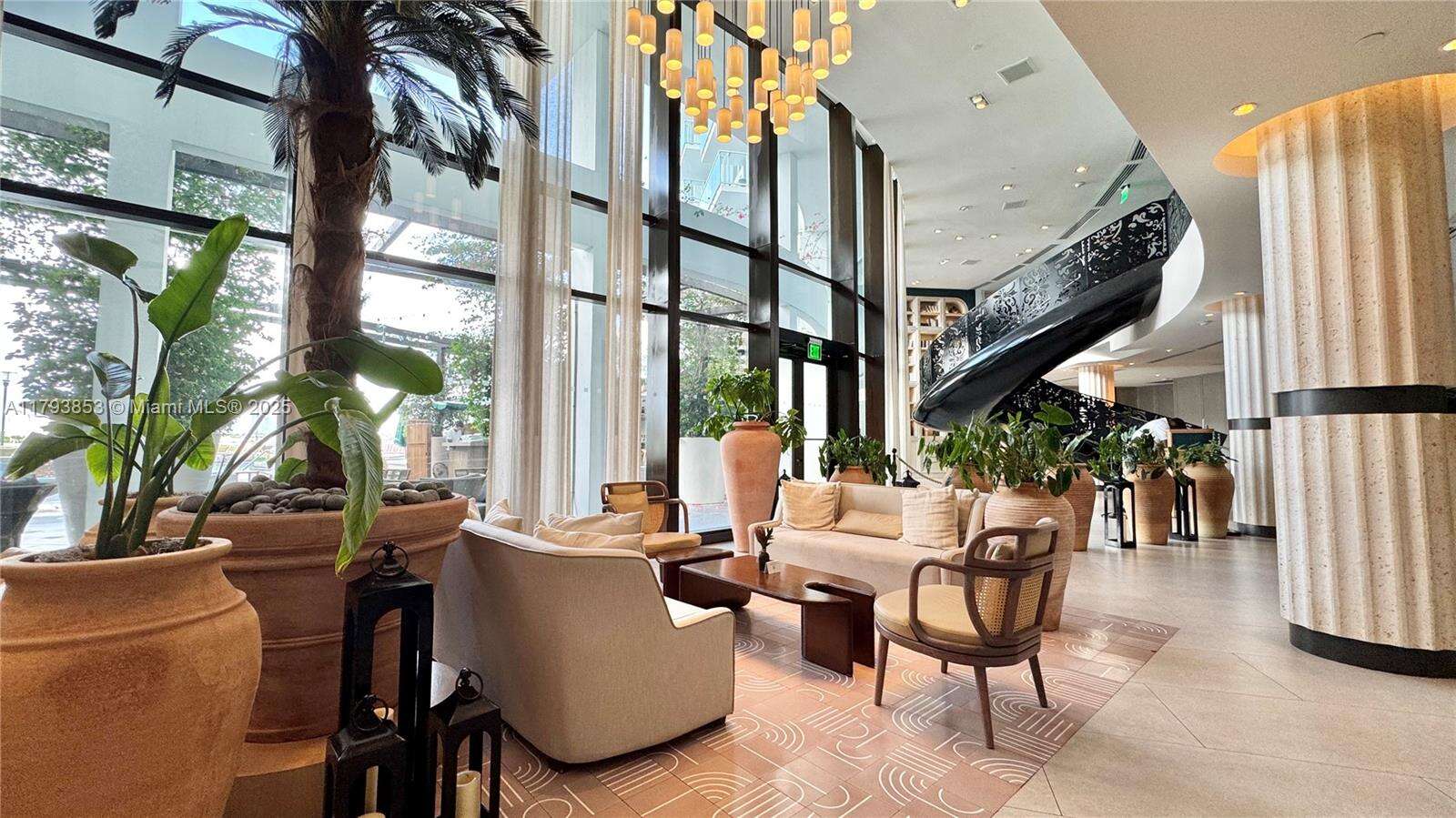 Mondrian Unit #812 | Picture 13