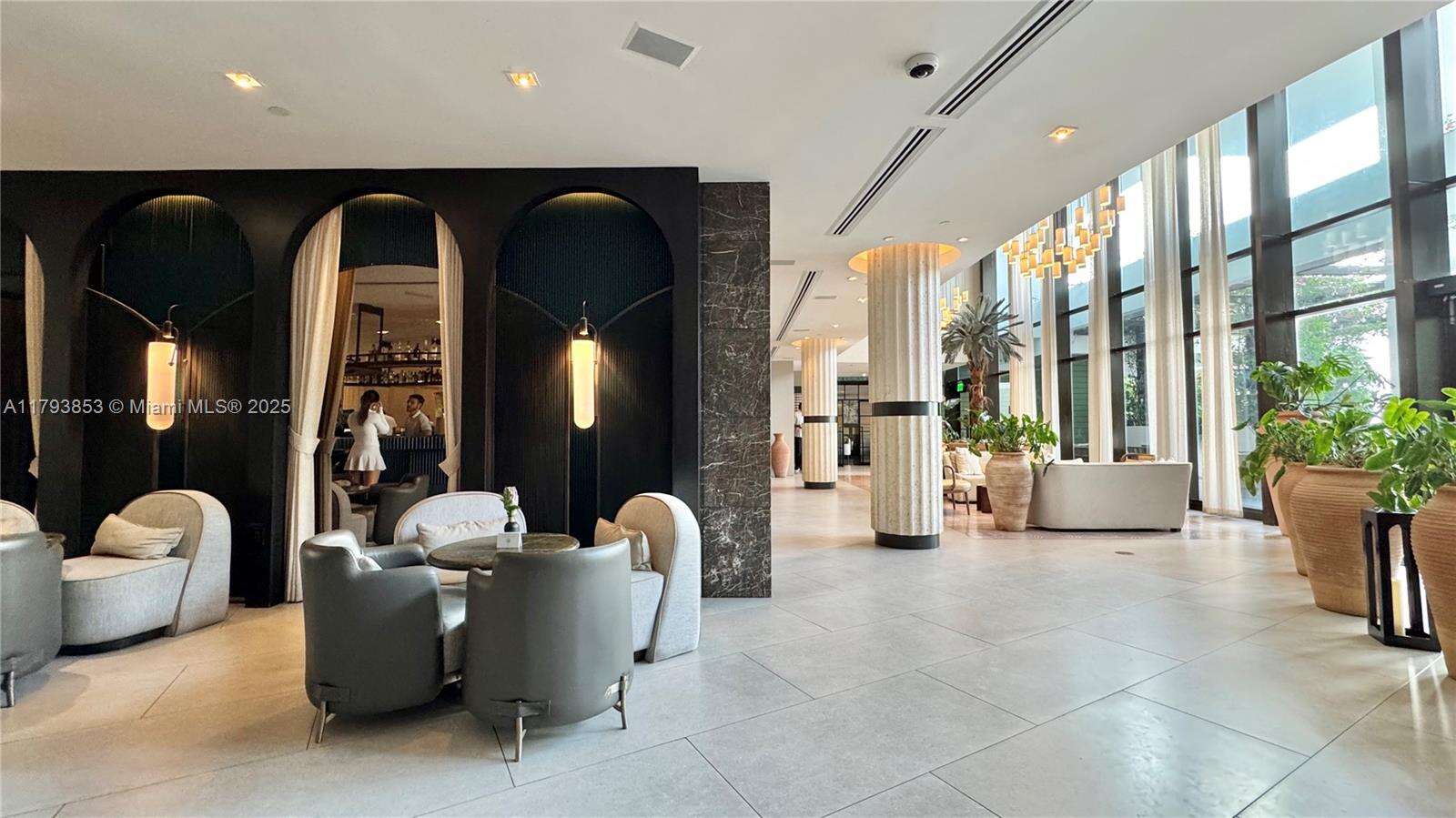 Mondrian Unit #812 | Picture 14