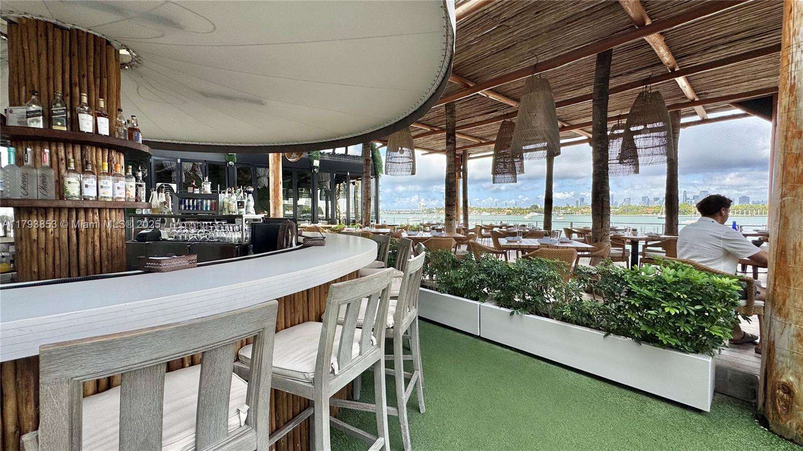 Mondrian Unit #812 | Picture 18