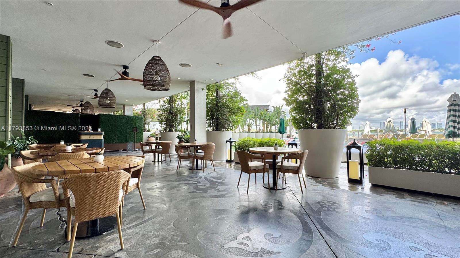 Mondrian Unit #812 | Picture 20