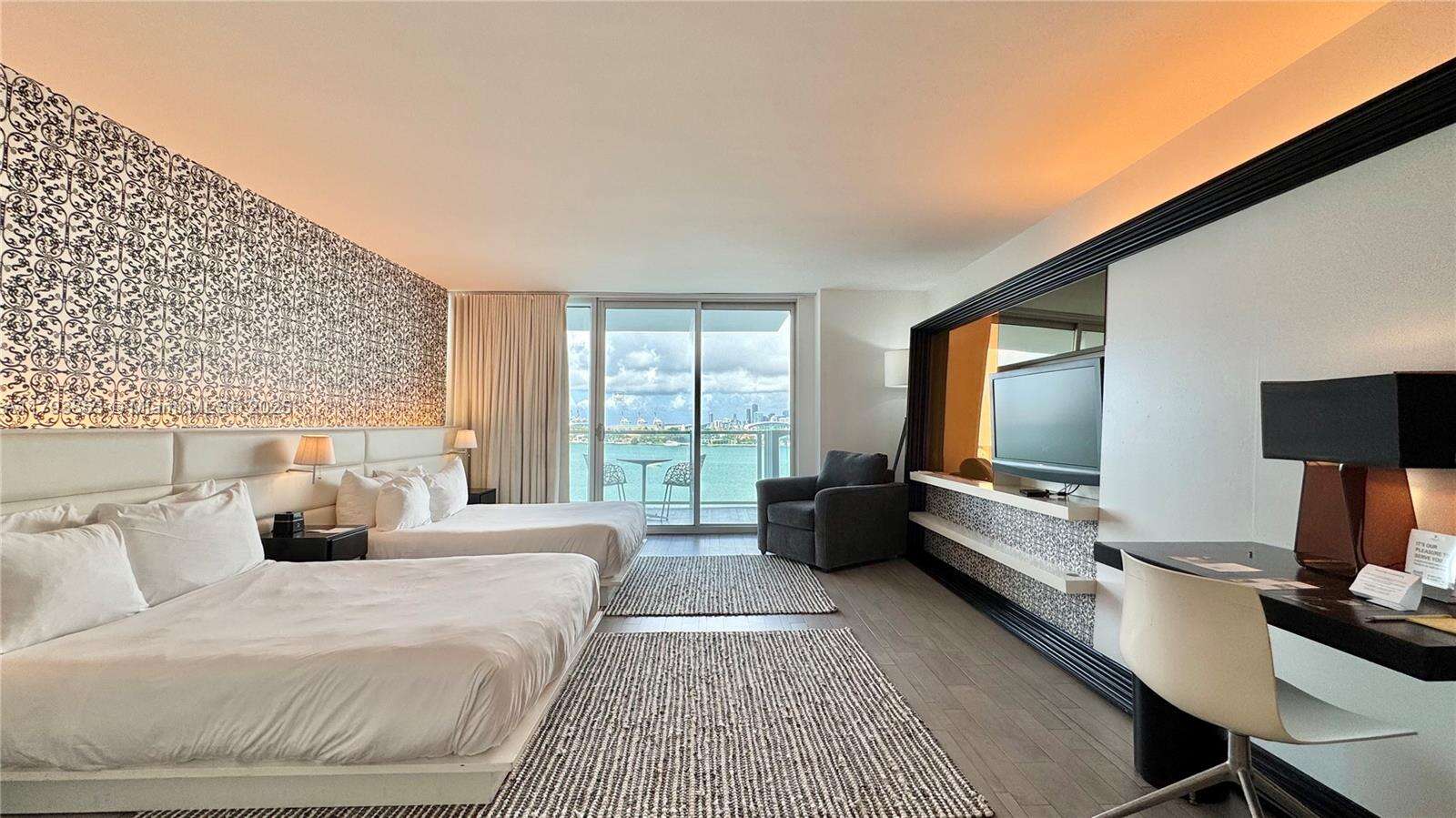 Mondrian Unit #812 | Picture 3