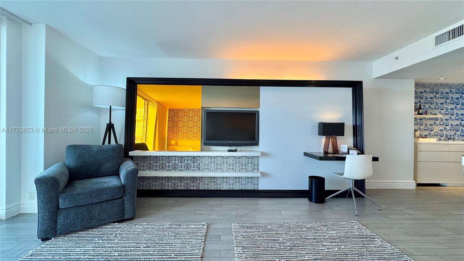 Mondrian Unit #812 | Picture 6