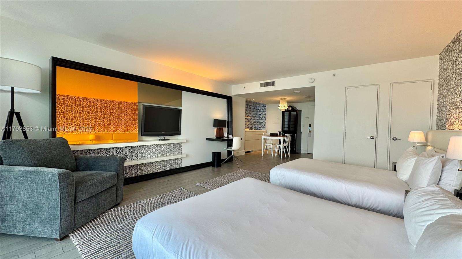 Mondrian Unit #812 | Picture 7