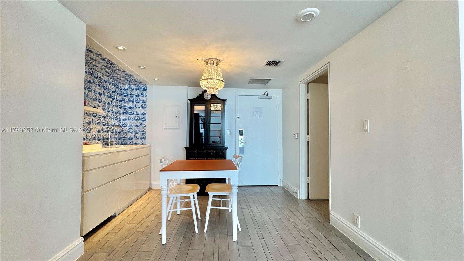 Mondrian Unit #812 | Picture 8