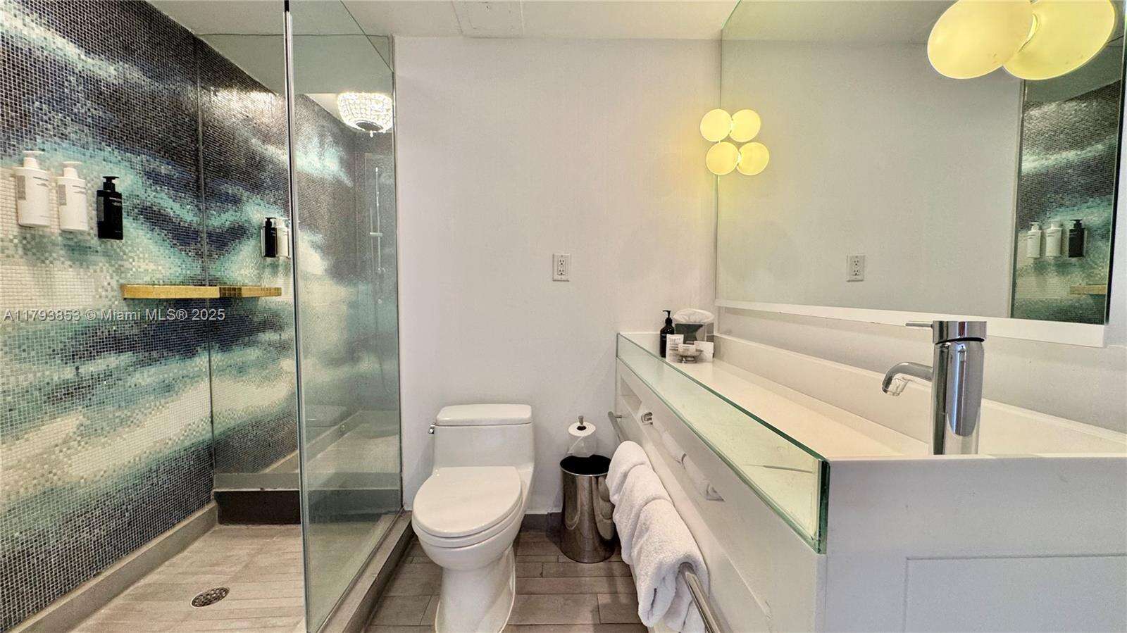 Mondrian Unit #812 | Picture 10