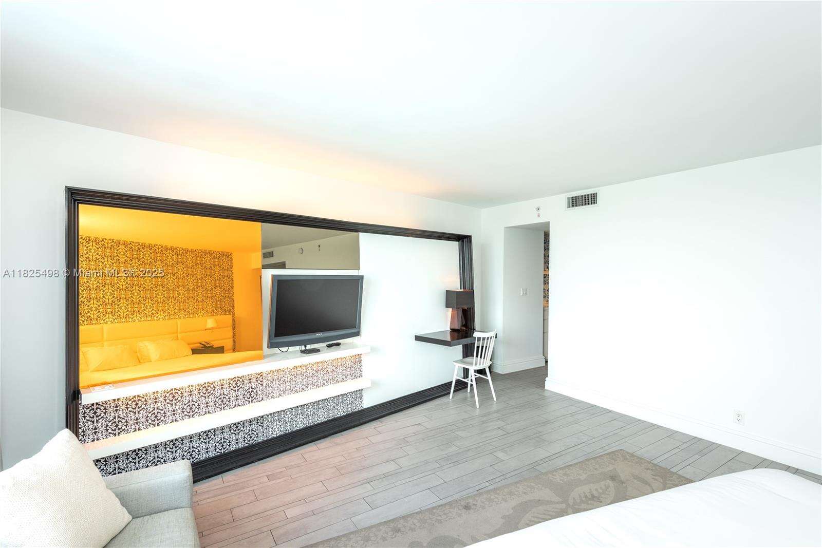 Mondrian Unit #506 | Picture 8