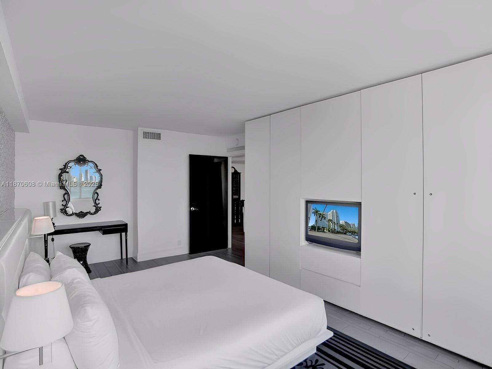 Mondrian Unit #1024 | Picture 4