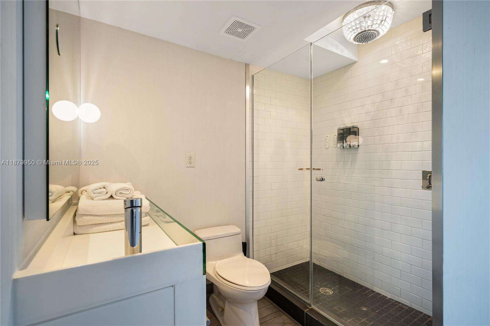 Mondrian Unit #721 | Picture 12