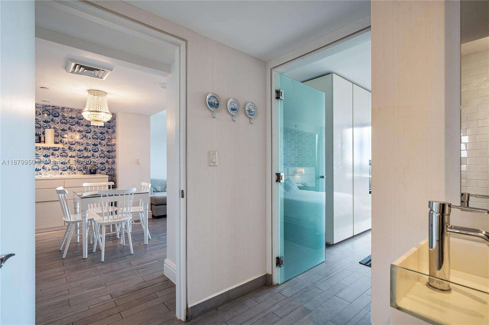 Mondrian Unit #721 | Picture 13