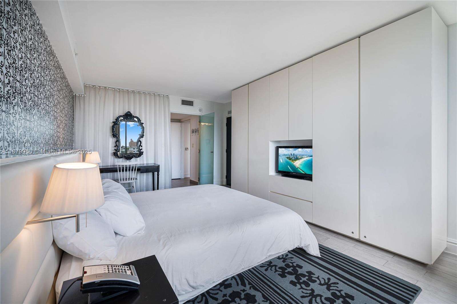 Mondrian Unit #721 | Picture 14