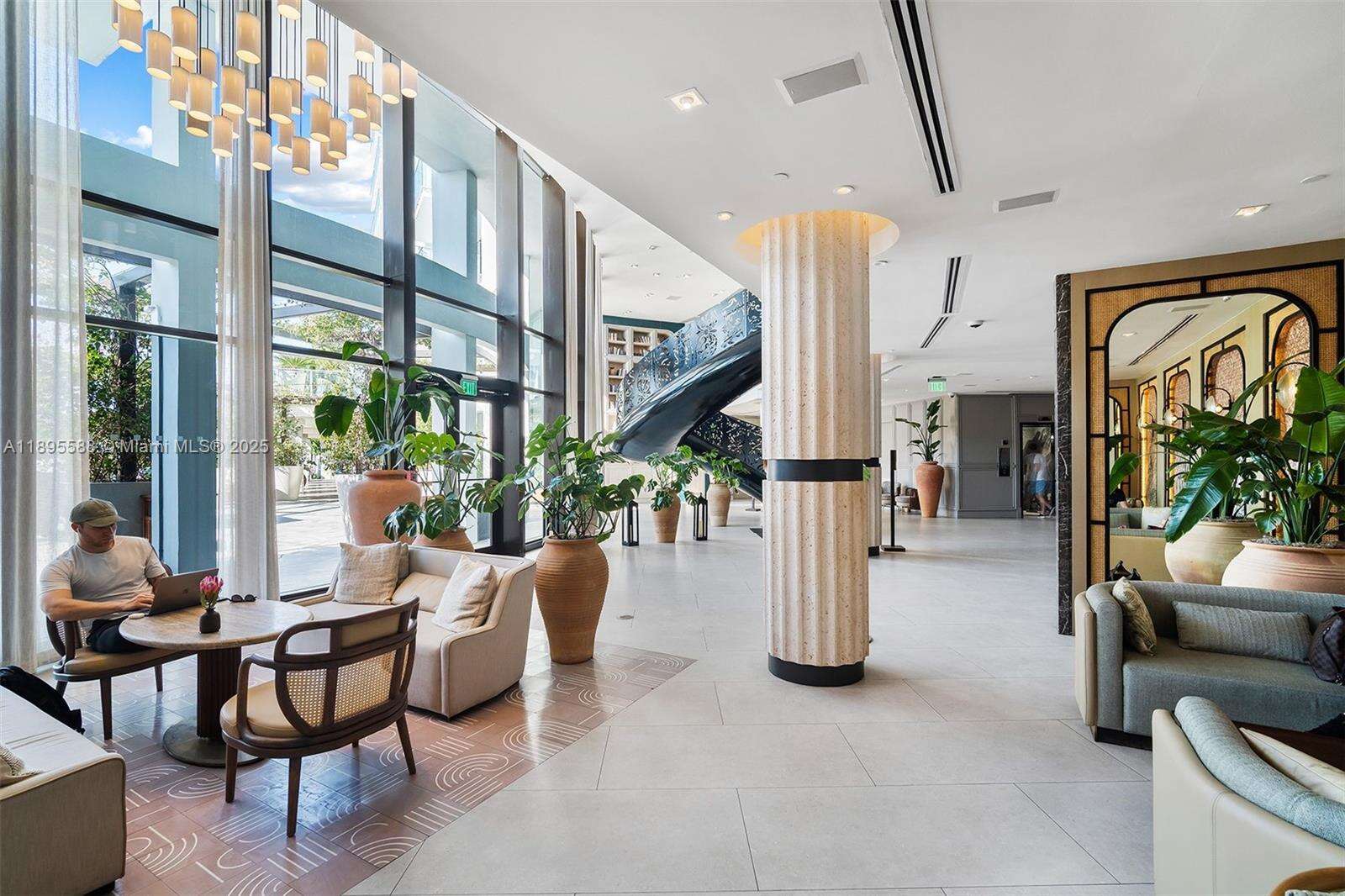 Mondrian Unit #819 | Picture 16