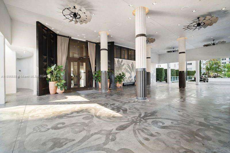 Mondrian Unit #819 | Picture 17