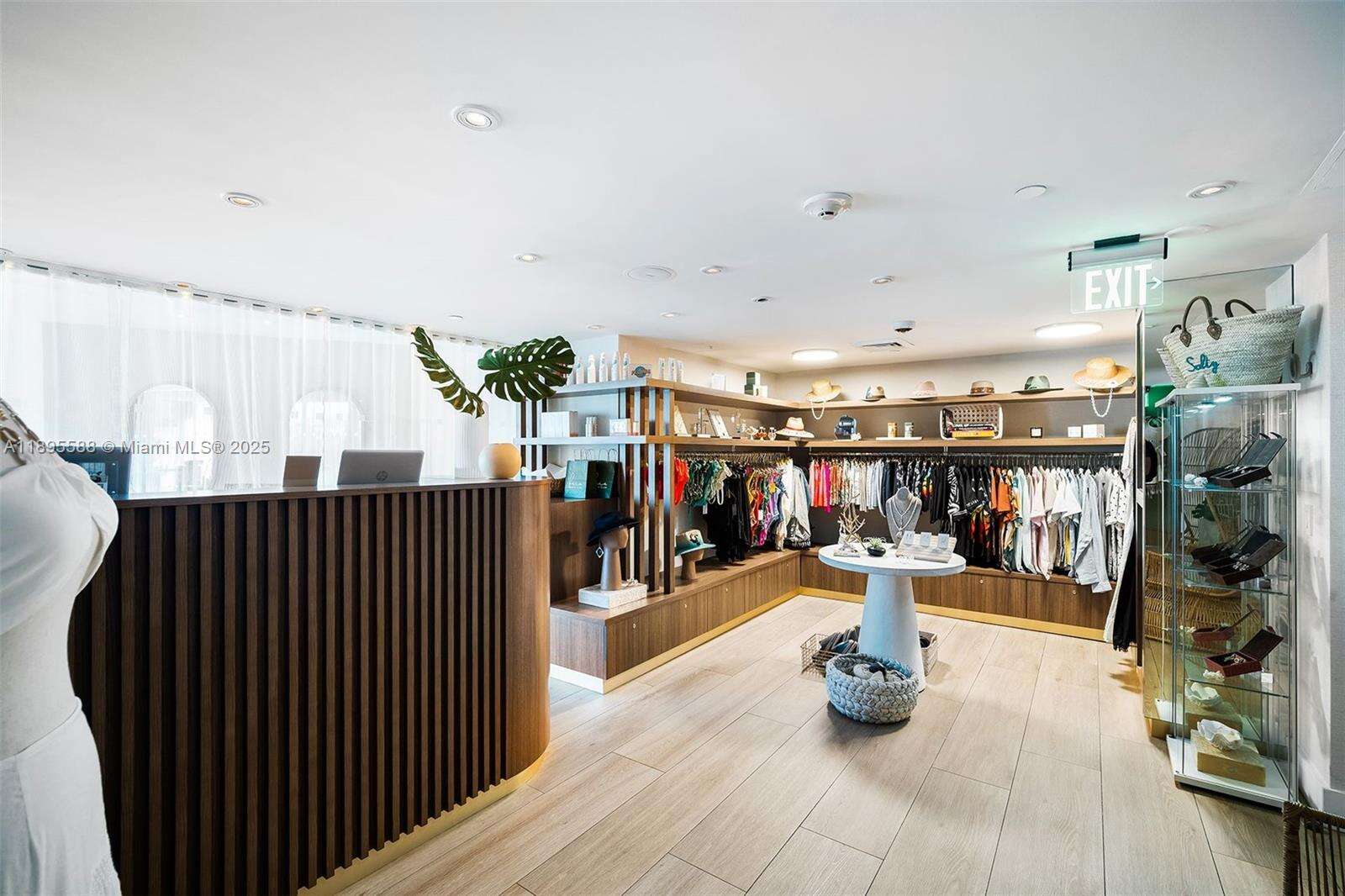 Mondrian Unit #819 | Picture 21