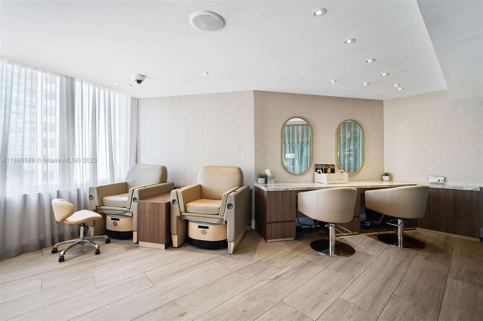 Mondrian Unit #819 | Picture 22