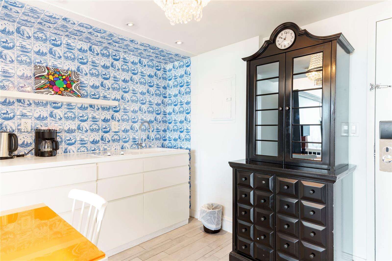 Mondrian Unit #1515 | Picture 16