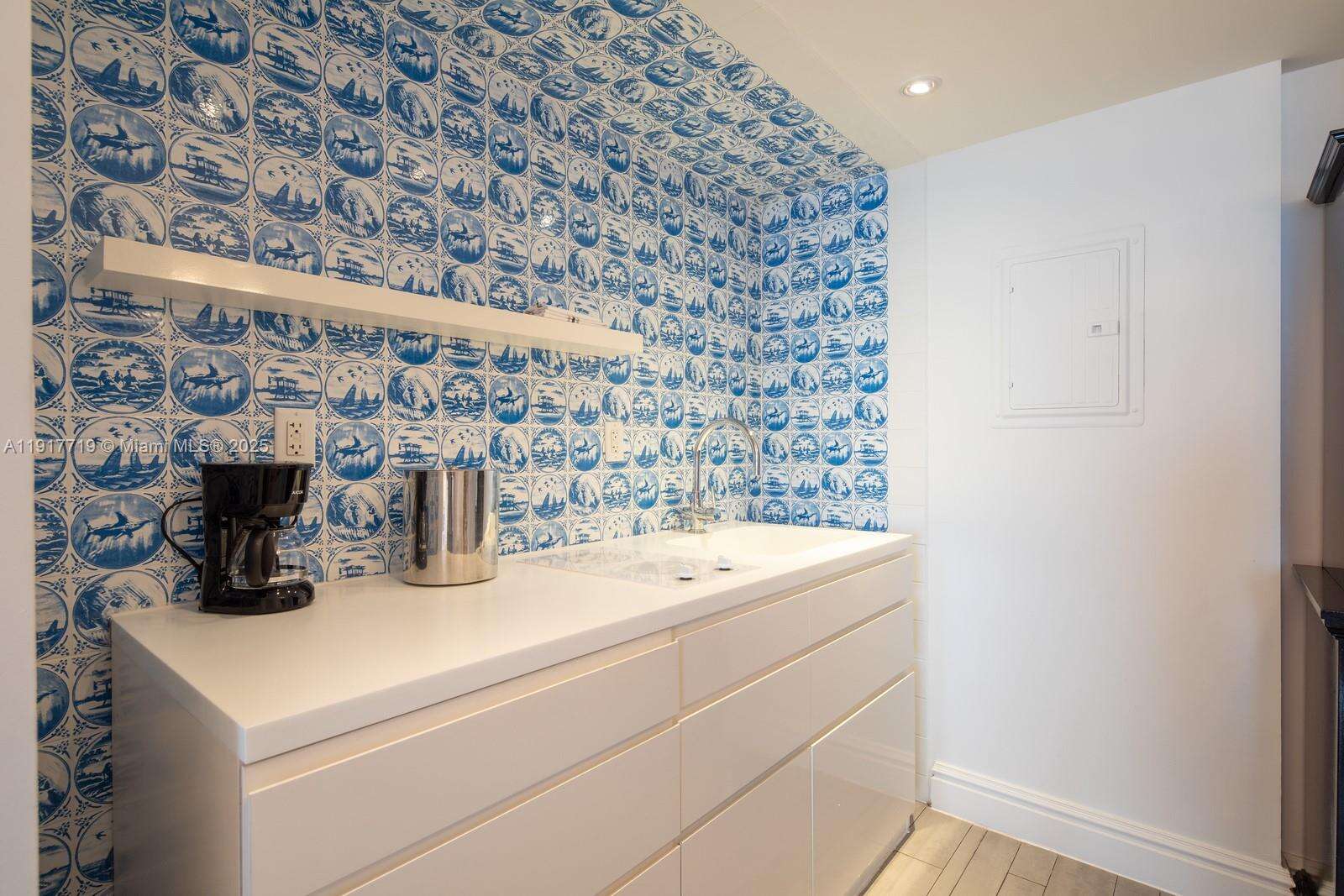 Mondrian Unit #1515 | Picture 19