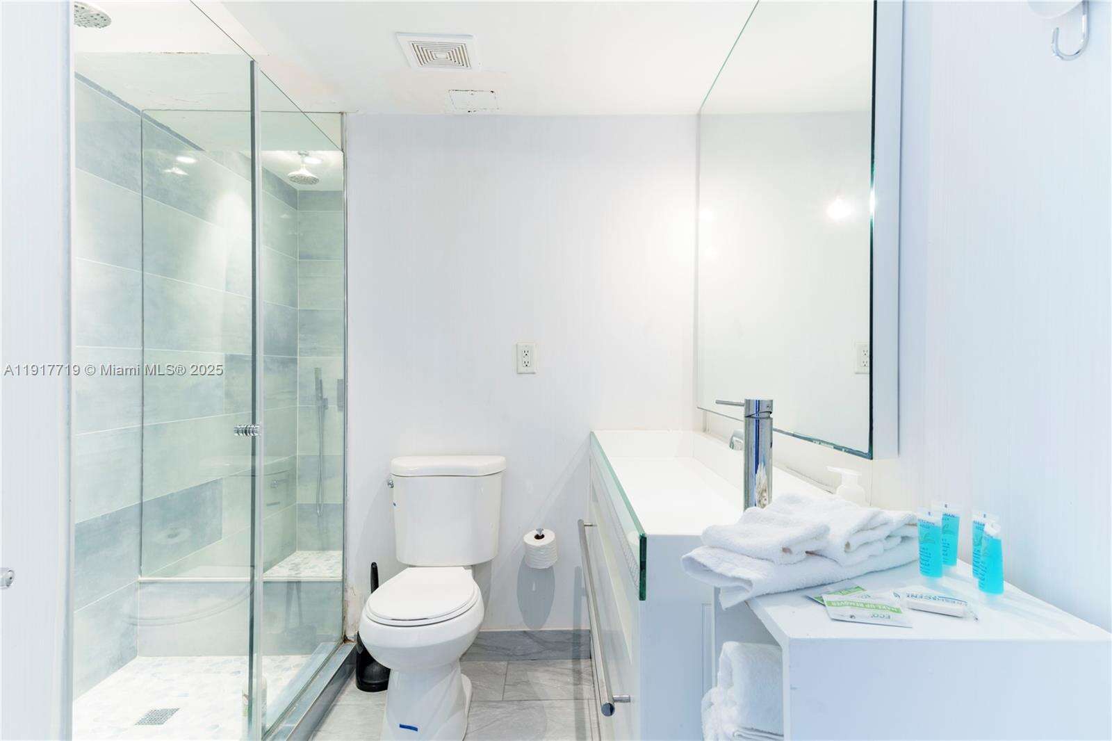 Mondrian Unit #1515 | Picture 21