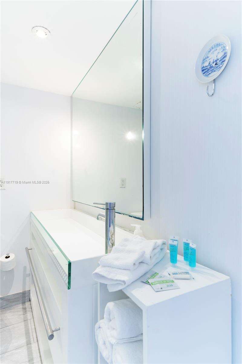 Mondrian Unit #1515 | Picture 22