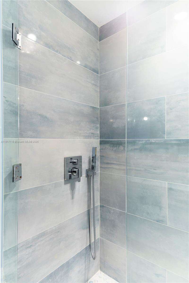 Mondrian Unit #1515 | Picture 23