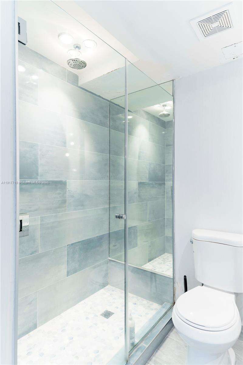 Mondrian Unit #1515 | Picture 24