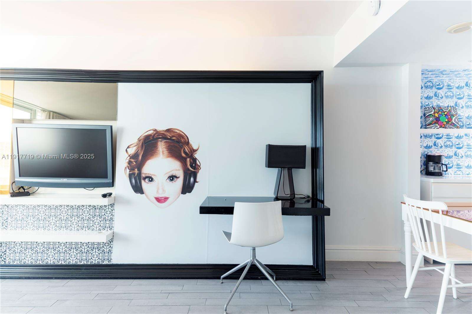 Mondrian Unit #1515 | Picture 10