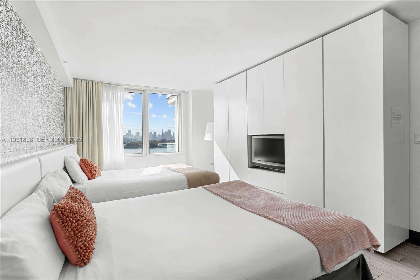 Mondrian Unit #1014 | Picture 12