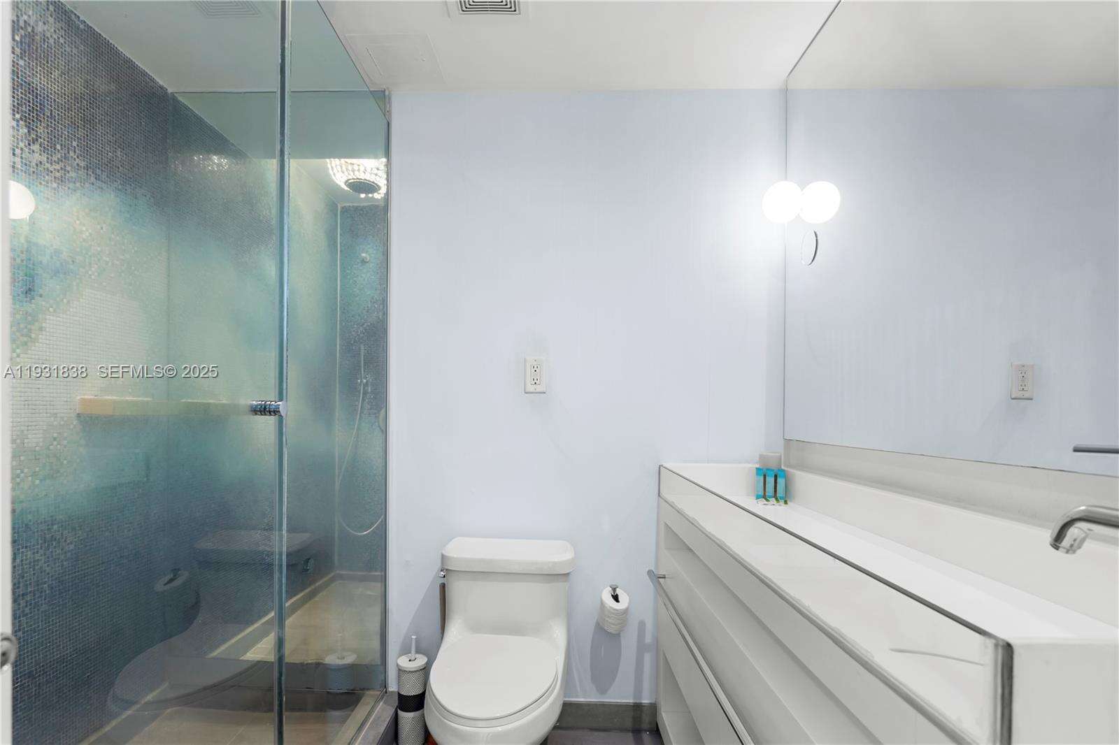 Mondrian Unit #1014 | Picture 14