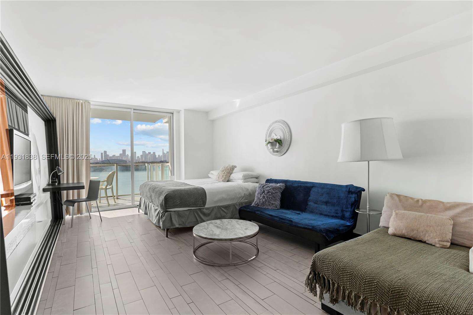 Mondrian Unit #1014 | Picture 5