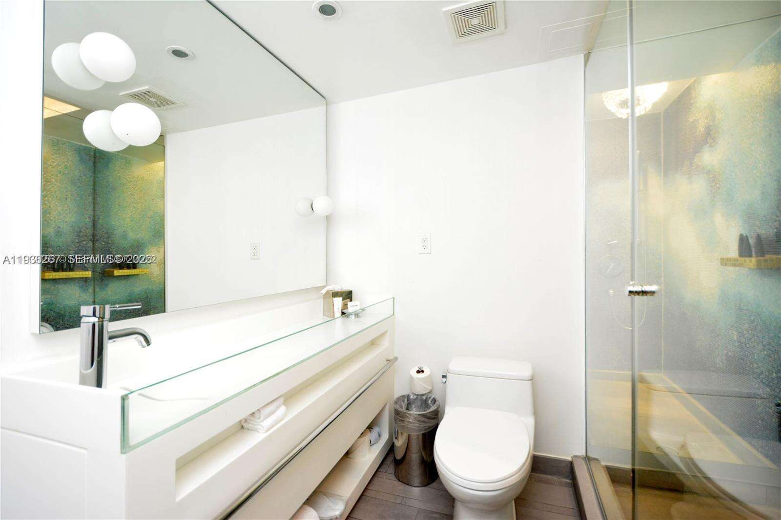 Mondrian Unit #1220 | Picture 13