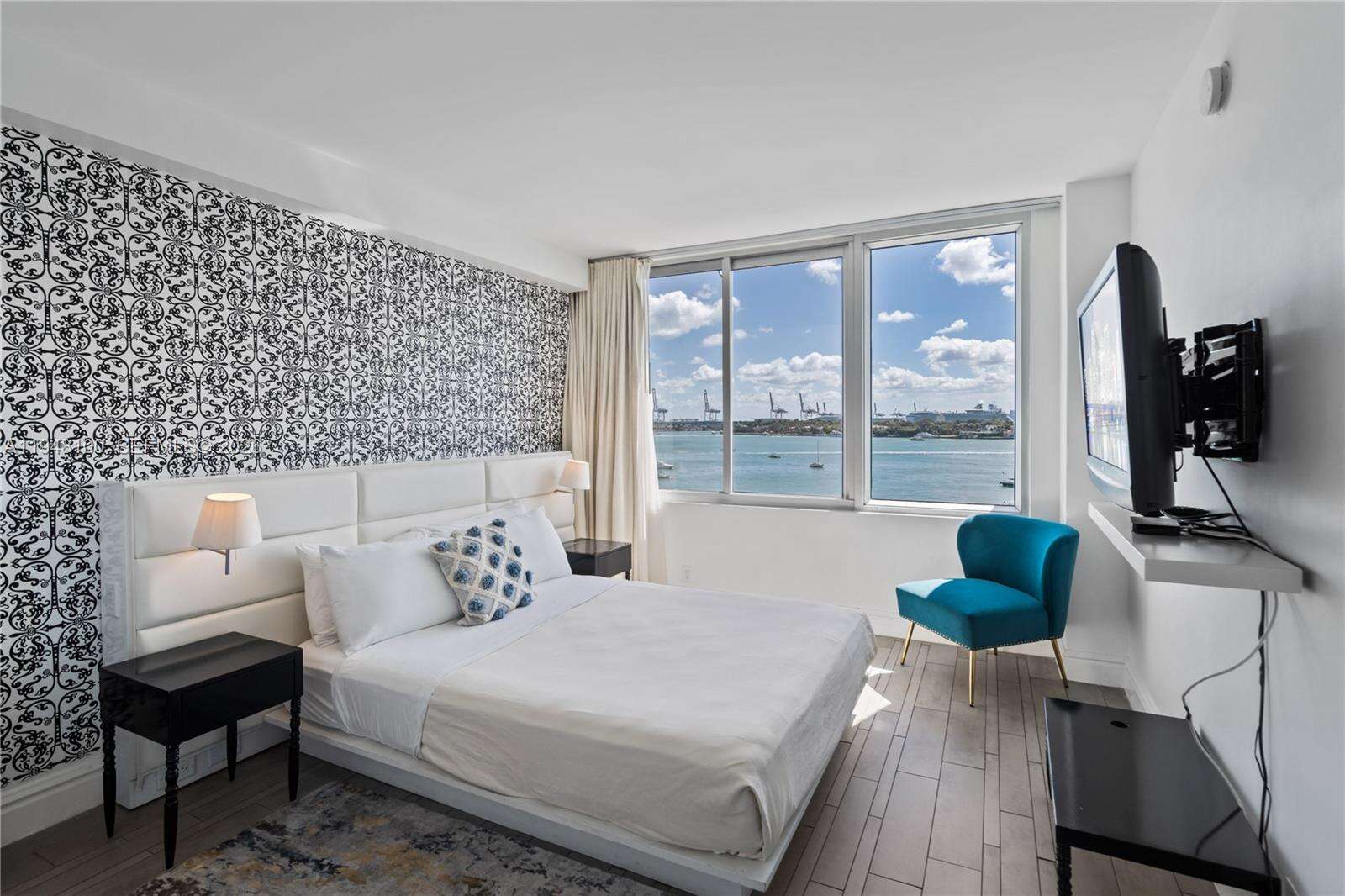 Mondrian Unit #616 | Picture 13