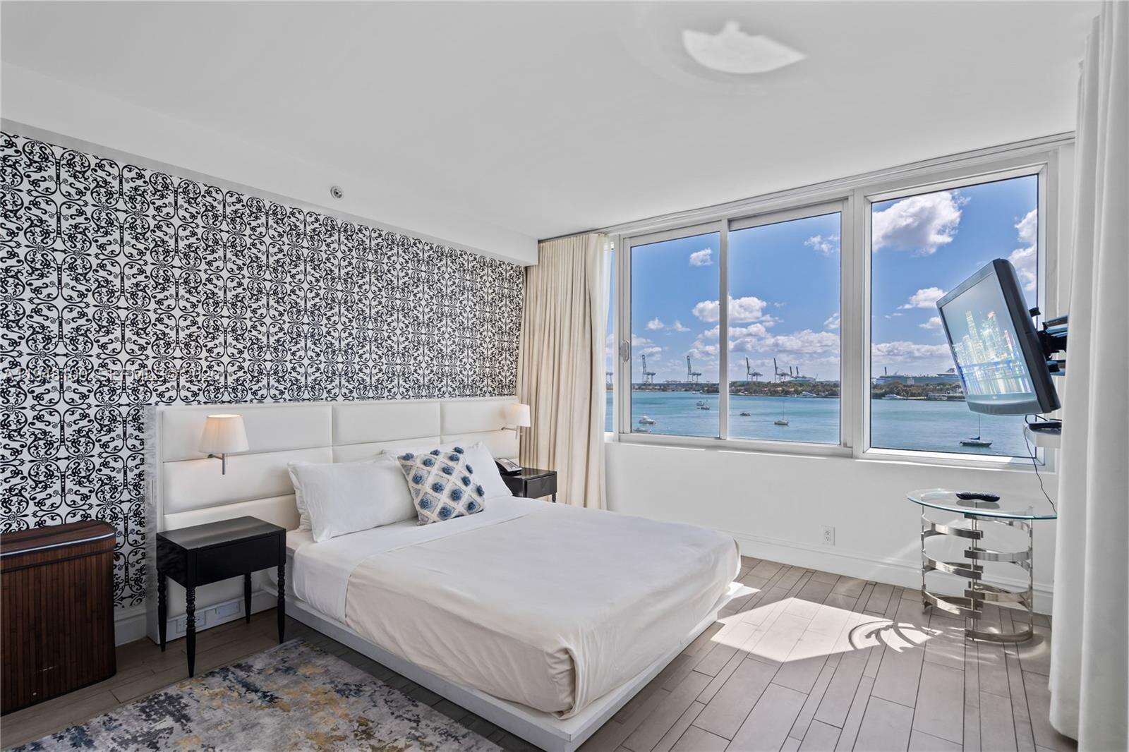 Mondrian Unit #616 | Picture 20